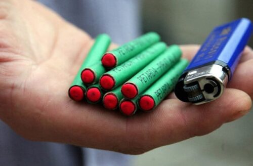 Пожилая женщина по ошибке подожгла петарду в руке вместо свечи