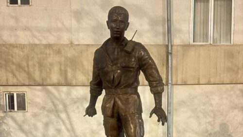 Բոլորի սիրելի «Կյաժը»․ Ռոբերտ Աբաջյանի արձանը՝ նրա անվան դպրոցի բակում