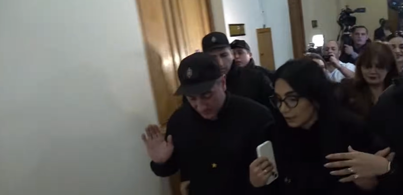 Միջադեպ՝ ԱԺ հանձնաժողովում․ լրագրողներին դուրս են հրավիրել Միջադեպ՝ ԱԺ հանձնաժողովում․ լրագրողներին դուրս են հրավիրել