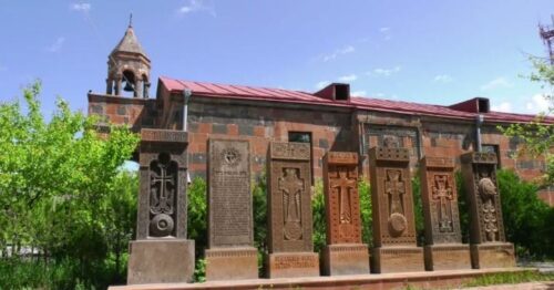 Լարված իրավիճակ՝ Թալինի Սուրբ Աստվածածին եկեղեցու մոտ