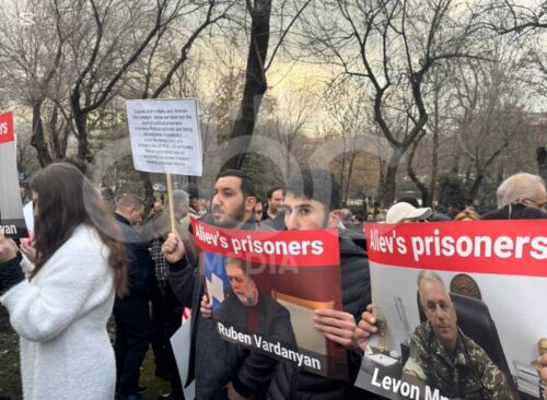 Протестующие ожидают визита Дж. Д. Вэнса с фотографиями армянских пленных