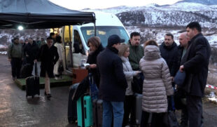 Արմեն Գրիգորյանը հանդիպել է Բաքվից եկած քաղաքացիներին ու ողջունել նրանց այցը