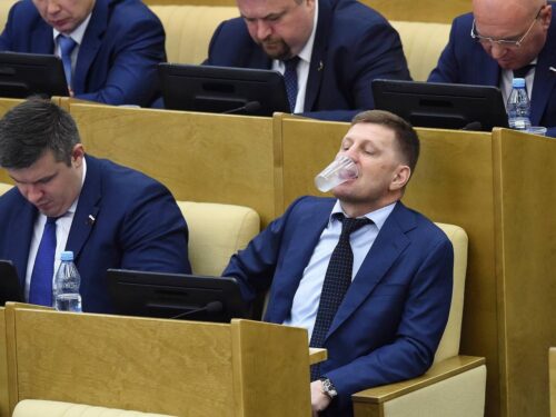 Հորանջելիս, ուտելիս, կռվելիս․ Lenta.ru-ն ֆիքսել է Պետդումայում աշխատանքի ուշագրավ պահերը