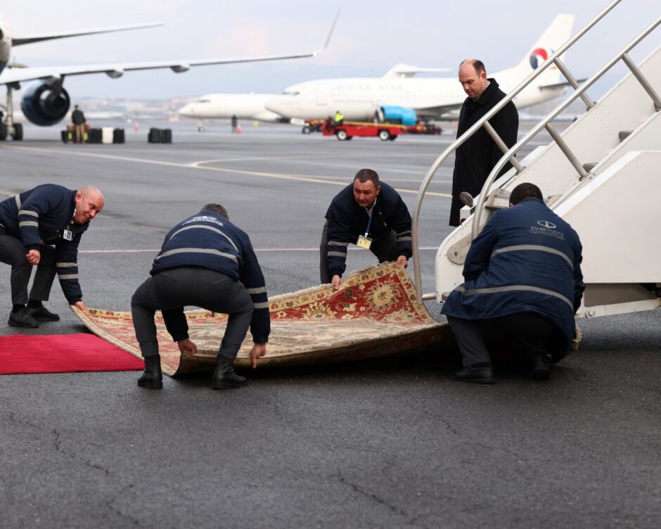 The Guardian-ի թղթակիցը գովաբանել է ԱՄՆ փոխնախագահի առջև փռված հայկական գորգը