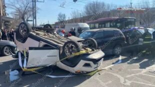 Շենգավիթում բախվել են «Toyota RAV4»-ն ու «Jeep Compass»-ը. վերջինը գլխիվայր շրջվել է, 4 վիրավորներից մեկն անչափահաս է․ Shamshyan. com