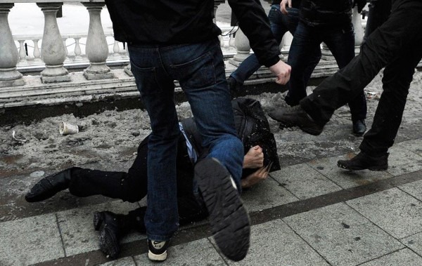 Ազգային գրադարանի հարակից հատվածում 20-ից ավելի երիտասարդներ ծեծի են ենթարկել մեկ այլ երիտասարդի Ազգային գրադարանի հարակից հատվածում 20-ից ավելի երիտասարդներ ծեծի են ենթարկել մեկ այլ երիտասարդի