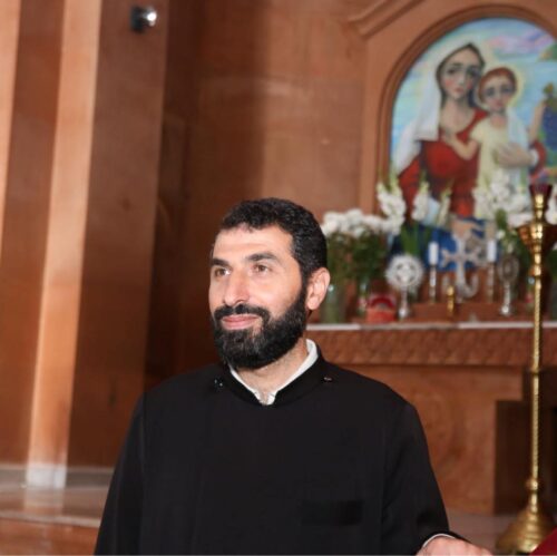 Փաշինյանի ներկայությամբ Կաթողիկոսի անունը հնչեցրած քահանան մեկնաբանություն է տվել