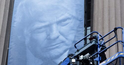 ԱՄՆ արդարադատության նախարարության գլխավոր գրասենյակի վրա Թրամփի պատկերով պաստառ կծածանվի