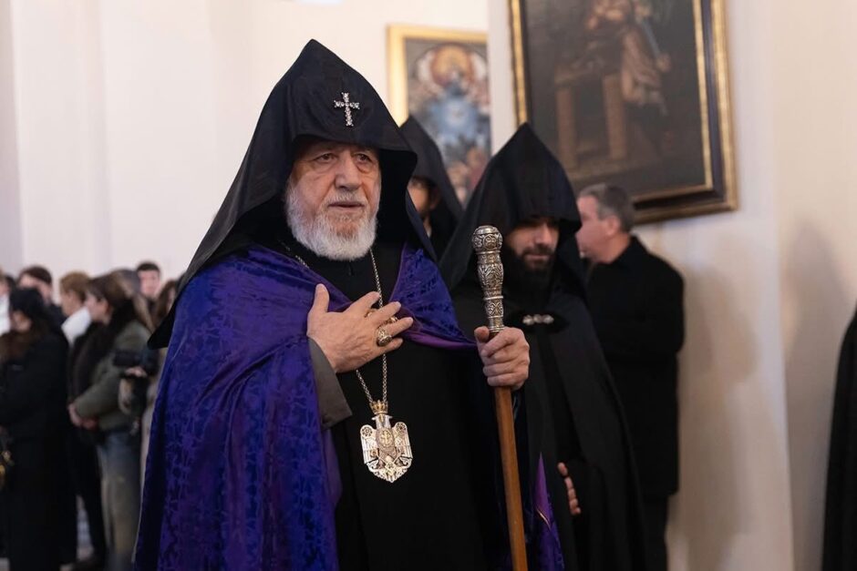 Կաթողիկոսը պաշարման մեջ․ ինչու՞ էր Գարեգին Բ-ն փորձում դուրս գալ երկրից և ինչի՞ց էր վախենում Փաշինյանը․ Независимая Газета