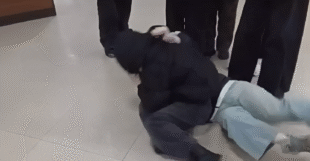 Երևանի դպրոցներից մեկում 13-ամյա տղան հրել և վայր է գցել համադասարանցուն, հետո սկսել հարվածել նրան․ shamshyan.com