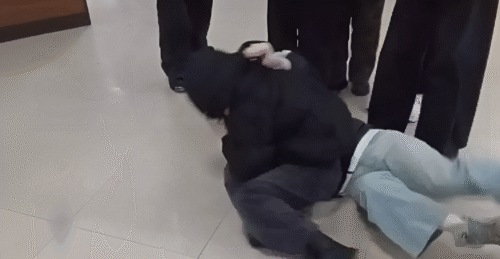 Երևանի դպրոցներից մեկում 13-ամյա տղան հրել և վայր է գցել համադասարանցուն, հետո սկսել հարվածել նրան․ shamshyan.com