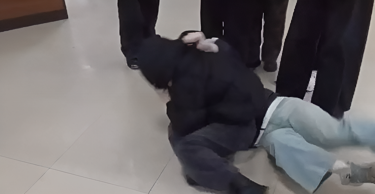 Երևանի դպրոցներից մեկում 13-ամյա տղան հրել և վայր է գցել համադասարանցուն, հետո սկսել հարվածել նրան․ shamshyan.com Երևանի դպրոցներից մեկում 13-ամյա տղան հրել և վայր է գցել համադասարանցուն, հետո սկսել հարվածել նրան․ shamshyan.com