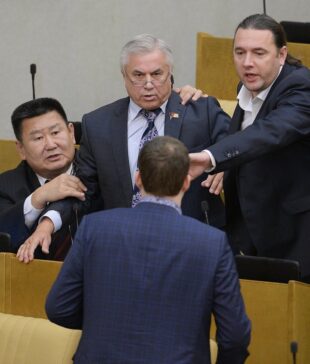 Հորանջելիս, ուտելիս, կռվելիս․ Lenta.ru-ն ֆիքսել է Պետդումայում աշխատանքի ուշագրավ պահերը