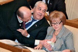 Հորանջելիս, ուտելիս, կռվելիս․ Lenta.ru-ն ֆիքսել է Պետդումայում աշխատանքի ուշագրավ պահերը