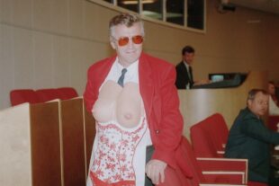 Հորանջելիս, ուտելիս, կռվելիս․ Lenta.ru-ն ֆիքսել է Պետդումայում աշխատանքի ուշագրավ պահերը