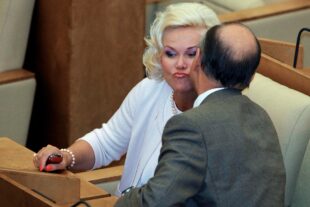 Հորանջելիս, ուտելիս, կռվելիս․ Lenta.ru-ն ֆիքսել է Պետդումայում աշխատանքի ուշագրավ պահերը