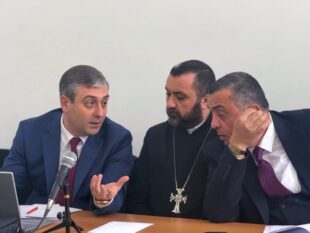 Снят домашний арест священника церкви в селе Мухни Гарегина Арсеняна снят