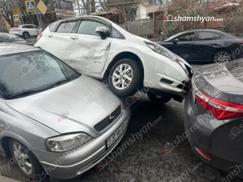 «Nissan»-ը բախվել է «Opel»-ին և «Toyota Corolla»-ին. «Nissan»-ը մասամբ հայտնվել է «Opel»-ի վրա․ Shamshyan.com