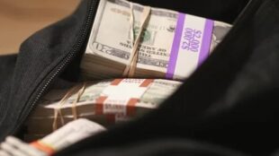 Մոսկվայում 7-ամյա աղջիկը մոր հետ վիճելուց հետո պատուհանից նետել է 88․000 դոլարով լի պայուսակը