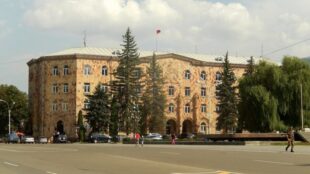 Վանաձորի համայնքապետարանից մեկ տասնյակ աշխատակիցներ են բերման ենթարկել․ «Ազատություն»