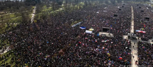 Պրահայում զանգվածային բողոքի ցույցեր են․ ազգը բաժանվում է երկու կատեգորիայի՝ «սովորական մարդիկ» և «անձեռնմխելիները»