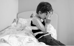 Օտարերկրացի մայրը ծեծել է 3-ամյա երեխային, մահճակալից գցել հատակին և քարշ տվել․ shamshyan.com