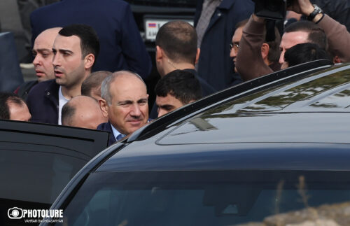 18-ամյա երիտասարդը թքել է Փաշինյանի մեքենայի վրա, ասել է՝ թուրքը ծախել է հողերը