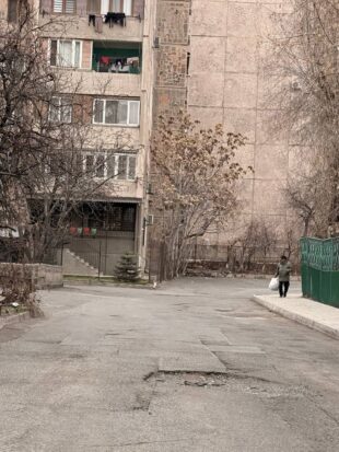 Դավթաշենը՝ փոսերի մեջ․ ե՞րբ են փոսալցման աշխատանքներ կատարելու (լուսանկարներ)