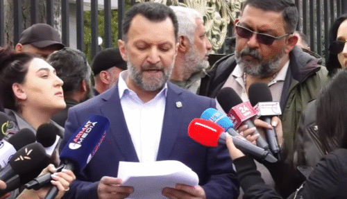 Այս իշխանությունն ինչ չի ուզում հրապարակել, կոծկում է, իբր հույժ գաղտնի է․ բողոքի ակցիա՝ ԱԺ դիմաց