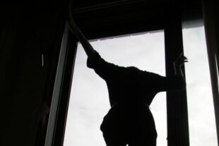 Ամուսինը պարբերաբար ֆիզիկական ուժեղ ցավ և հոգեկան ուժեղ տառապանք է պատճառել կնոջը՝ նրան հասցնելով ինքնասպանության․ ՔԿ