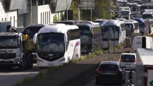 «Երկիրը կաթվածահար է եղել»․ Փարիզի մոտակայքում բեռնատարների վարորդները բողոքի ակցիա են անում վառելիքի գների աճի դեմ