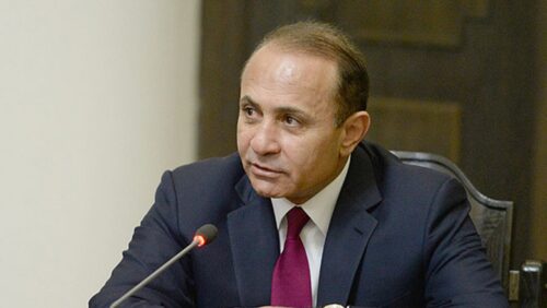 Դատախազությունը պահանջում է ՀՀ նախկին վարչապետ Հովիկ Աբրահամյանի եղբորից և երկու փեսաներից բռնագանձել 2 տասնյակը գերազանցող անշարժ գույքեր, 1 միլիարդ դրամը գերազանցող գումար