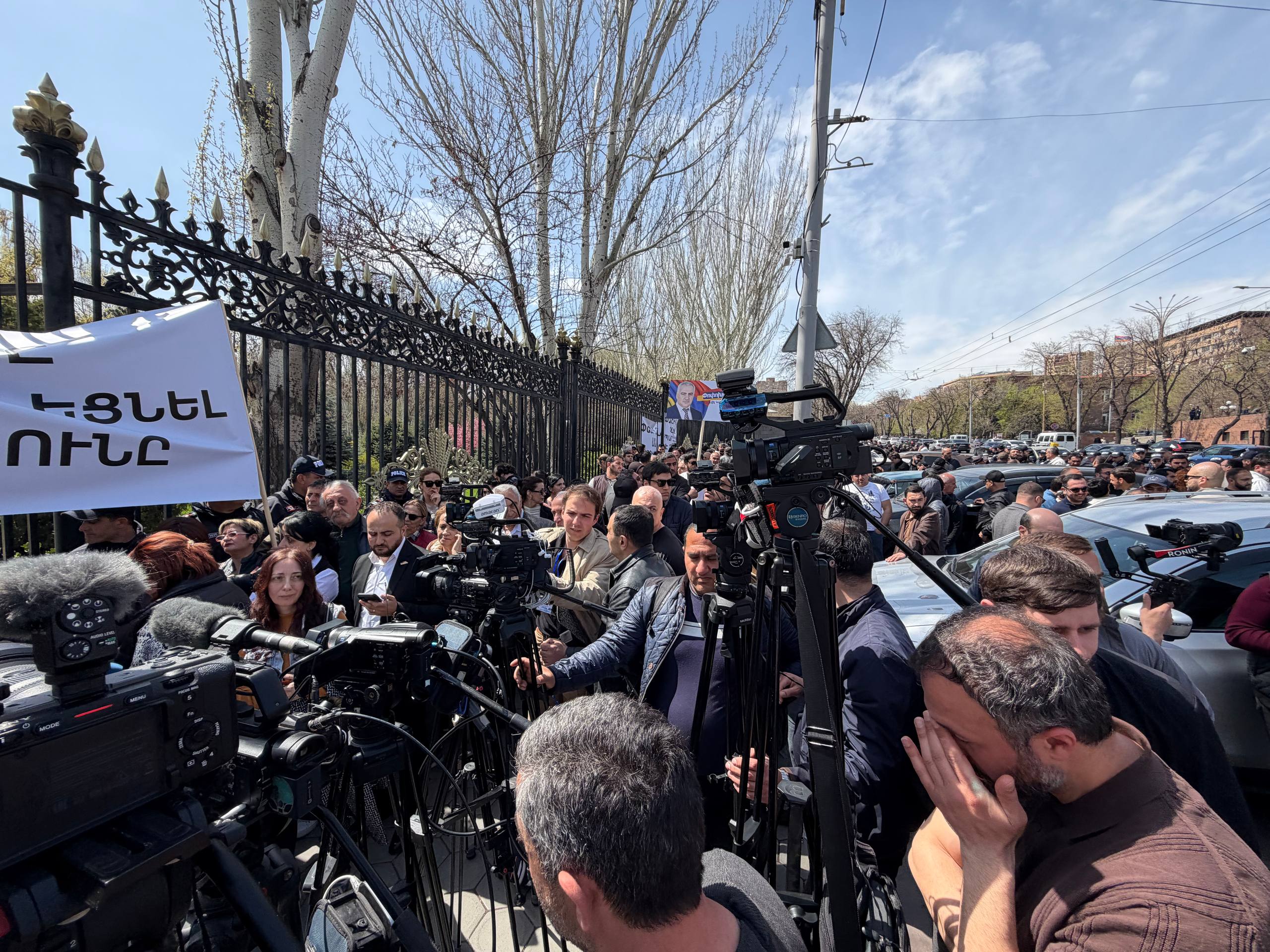 Հրատապ ասուլիս ու բողոքի ակցիա՝ ԱԺ-ի մոտ Հրատապ ասուլիս ու բողոքի ակցիա՝ ԱԺ-ի մոտ