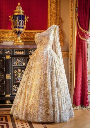 Ոճային թագուհին․ Բուքինգհեմյան պալատը կցուցադրի Եղիսաբեթ թագուհու զգեստապահարանը