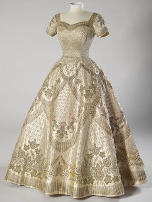 Ոճային թագուհին․ Բուքինգհեմյան պալատը կցուցադրի Եղիսաբեթ թագուհու զգեստապահարանը