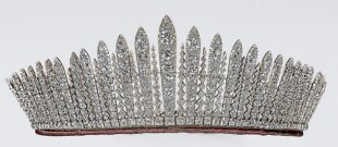 Ոճային թագուհին․ Բուքինգհեմյան պալատը կցուցադրի Եղիսաբեթ թագուհու զգեստապահարանը