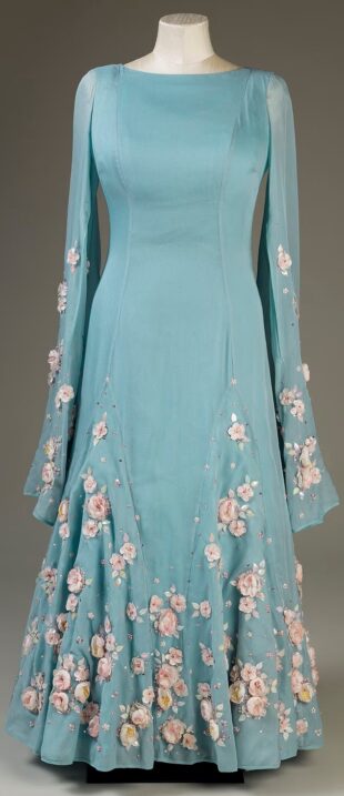 Ոճային թագուհին․ Բուքինգհեմյան պալատը կցուցադրի Եղիսաբեթ թագուհու զգեստապահարանը