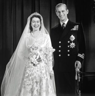 Ոճային թագուհին․ Բուքինգհեմյան պալատը կցուցադրի Եղիսաբեթ թագուհու զգեստապահարանը