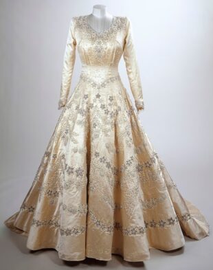 Ոճային թագուհին․ Բուքինգհեմյան պալատը կցուցադրի Եղիսաբեթ թագուհու զգեստապահարանը