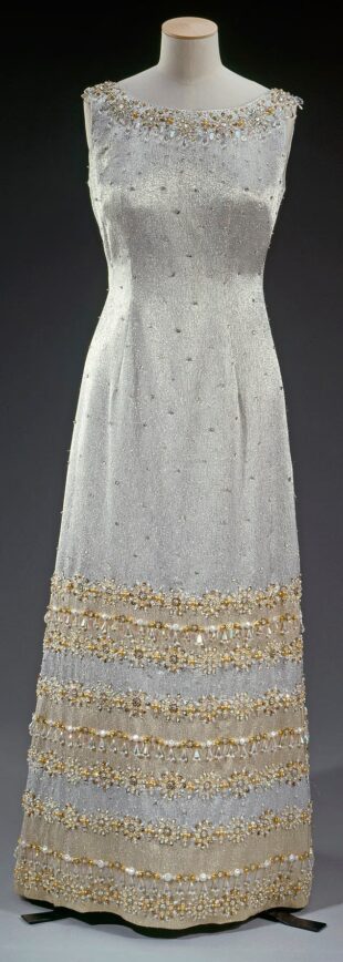 Ոճային թագուհին․ Բուքինգհեմյան պալատը կցուցադրի Եղիսաբեթ թագուհու զգեստապահարանը