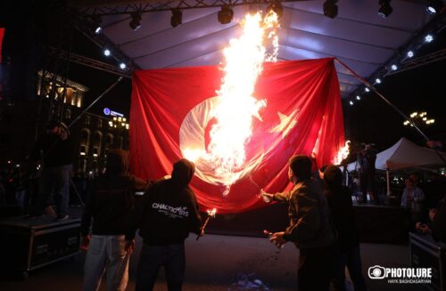 Փաշինյանը շտապել է դատապարտել է Թուրքիայի դրոշն այրելը