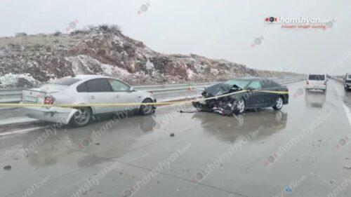 Երևան-Գյումրի ավտոճանապարհին բախվել են «Toyota Camry»-ն, «Volkswagen»-ը և «Mercedes Vito»-ն․ կա 5 վիրավոր․ Shamshyan.com