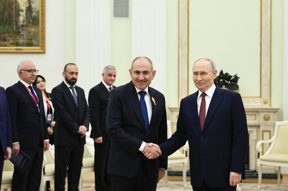 Քարտեզը կրծքին՝ այց Մոսկվա. արարողակարգի խախտո՞ւմ, թե՞ քաղաքական ուղերձ