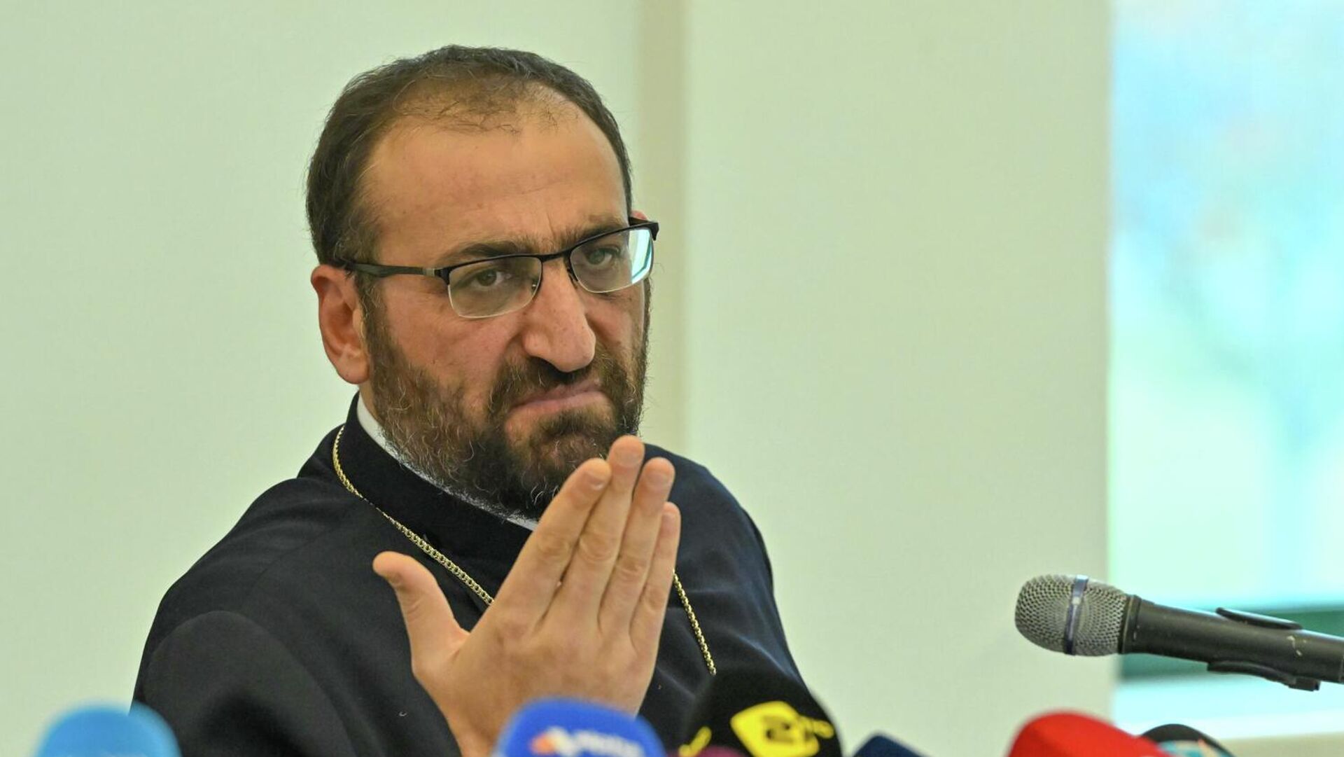 Սա հերթական ցեխոտ, կեղտոտ ոտքերով միջամտությունն է եկեղեցական գործերին․ Արշակ սրբազանը՝ Արման Սարոյանի վերաբերյալ Փաշինյանի որոշման մասին Սա հերթական ցեխոտ, կեղտոտ ոտքերով միջամտությունն է եկեղեցական գործերին․ Արշակ սրբազանը՝ Արման Սարոյանի վերաբերյալ Փաշինյանի որոշման մասին