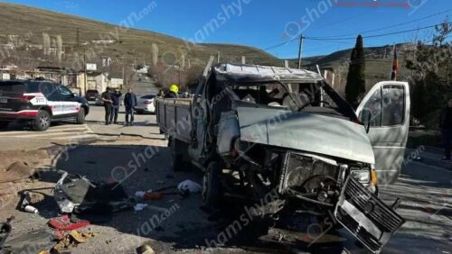 Չարենցավանում բեռնատարի վարորդը «Գազել»-ով դուրս է եկել ճանապարհի երթևեկելի գոտուց և բախվել ապառաժ քարի