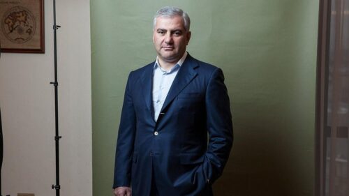 Փաստաբանները պահանջում են վերացնել Սամվել Կարապետյանի տնային կալանքը․ ի՞նչ է կատարվում դատարանում