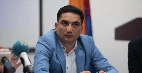 ՔՊ-ականը Նաիրի Հոխիկյանի նկատմամբ բռնություն է կիրառել, հայհոյել, փորձել ներխուժել նրա տուն․ ահազանգ