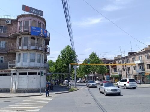 Քարոզչական պաստառ՝ Էջմիածնի բազմաբնակարան շենքի վրա․ «Հետք»