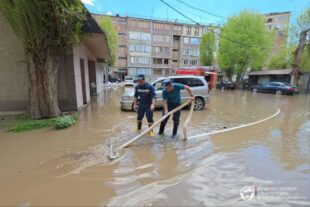 Փրկարարները Հրազդանի՝ «ջրի մեջ հայտնված» շենքի բնակիչներին օգնել են դուրս գալ բնակարաններից (լուսասնկարներ)