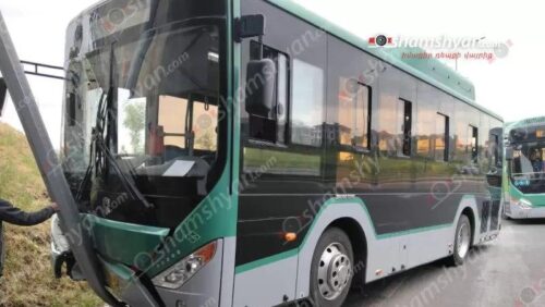 Թիվ 57 երթուղու ավտոբուսը հայտնվել է մայթին և բախվել երկաթե էլեկտրասյանը. shamshyan. com